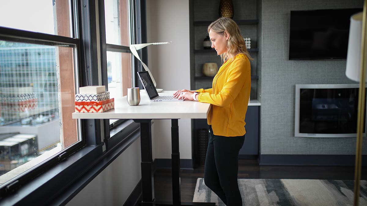 How Do I Use a Sit-Stand Desk?