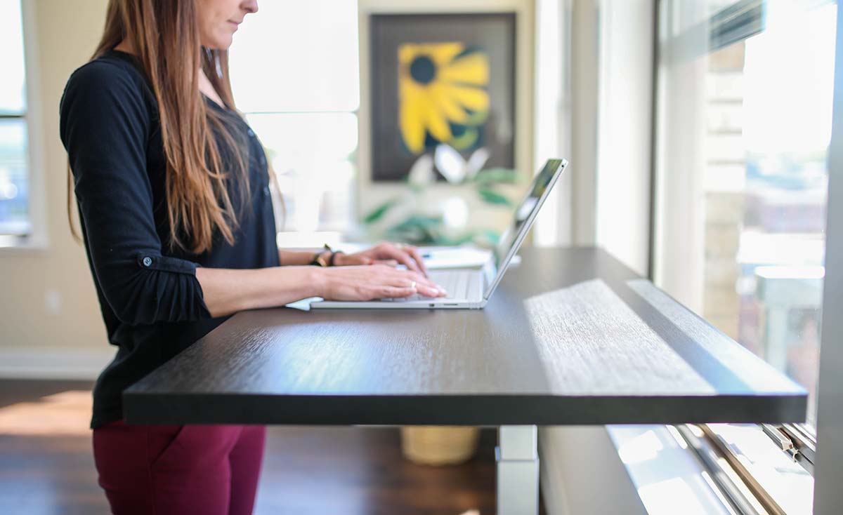 Why Is Everyone Using a Sit-Stand Desk Nowadays? | StandDesk